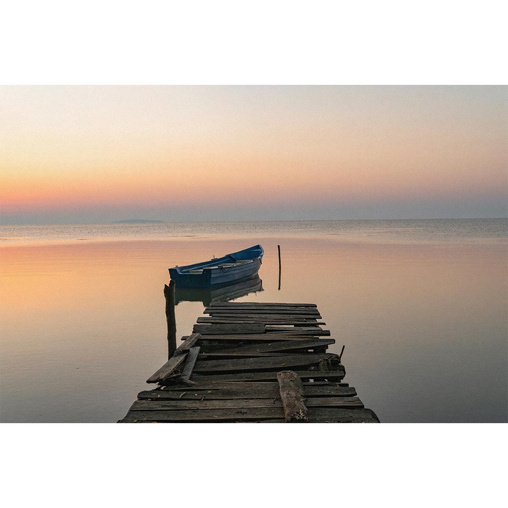 Sonnenaufgang am See mit Ruderboot